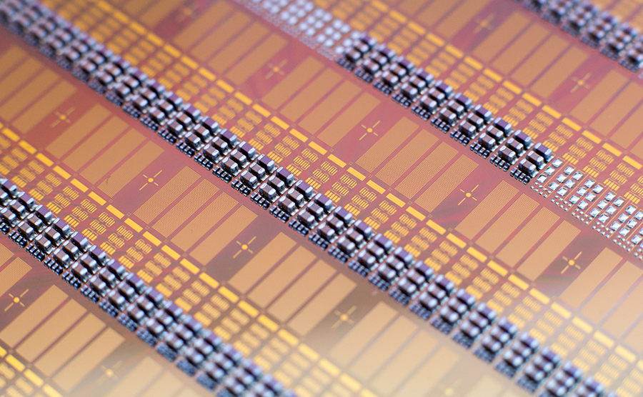 Electro<i></i>nics assembly on CMUT wafer